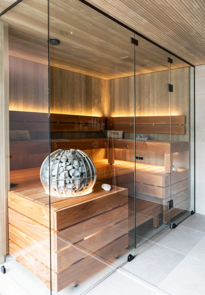 sauna — Led nauhaa seilkänojan takana ja pekin alla