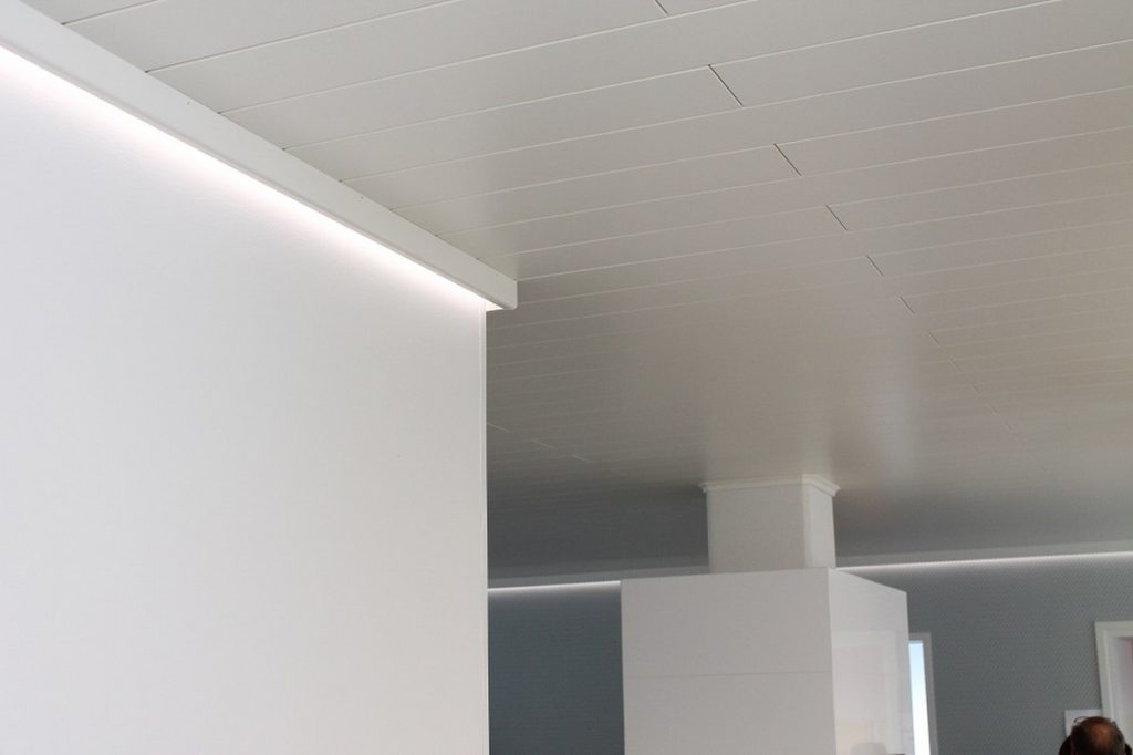 Led profiili puisen valolistan takana